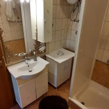Niki Hvar *