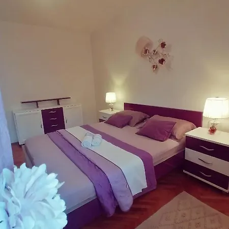 Niki Hvar Daire *