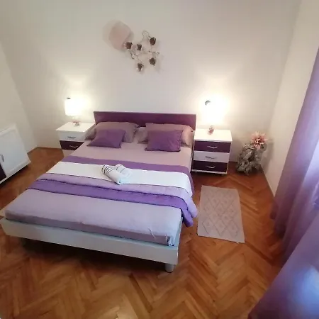 Niki Hvar Daire