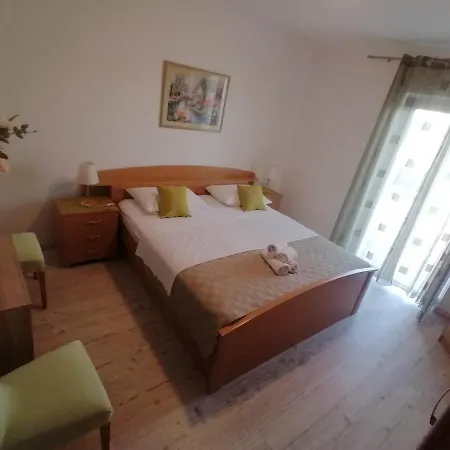 Niki Hvar *