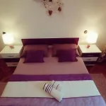Niki Hvar * هفار