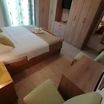 Niki Hvar * هفار