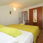 Niki Hvar