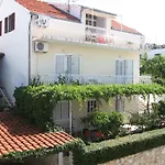 Niki Hvar * هفار